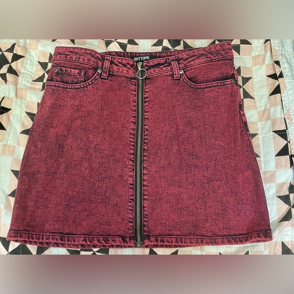 HOT TOPIC mini Red Stonewashed Denim SKIRT Women’s Sz Large Zip-up Front NM